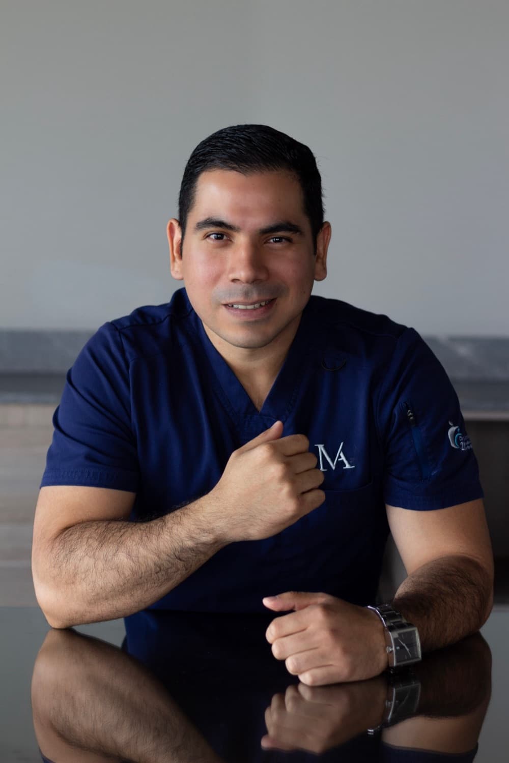 El Dr. Mauricio Aguilar, cirujano bariatra, sonriendo en consulta