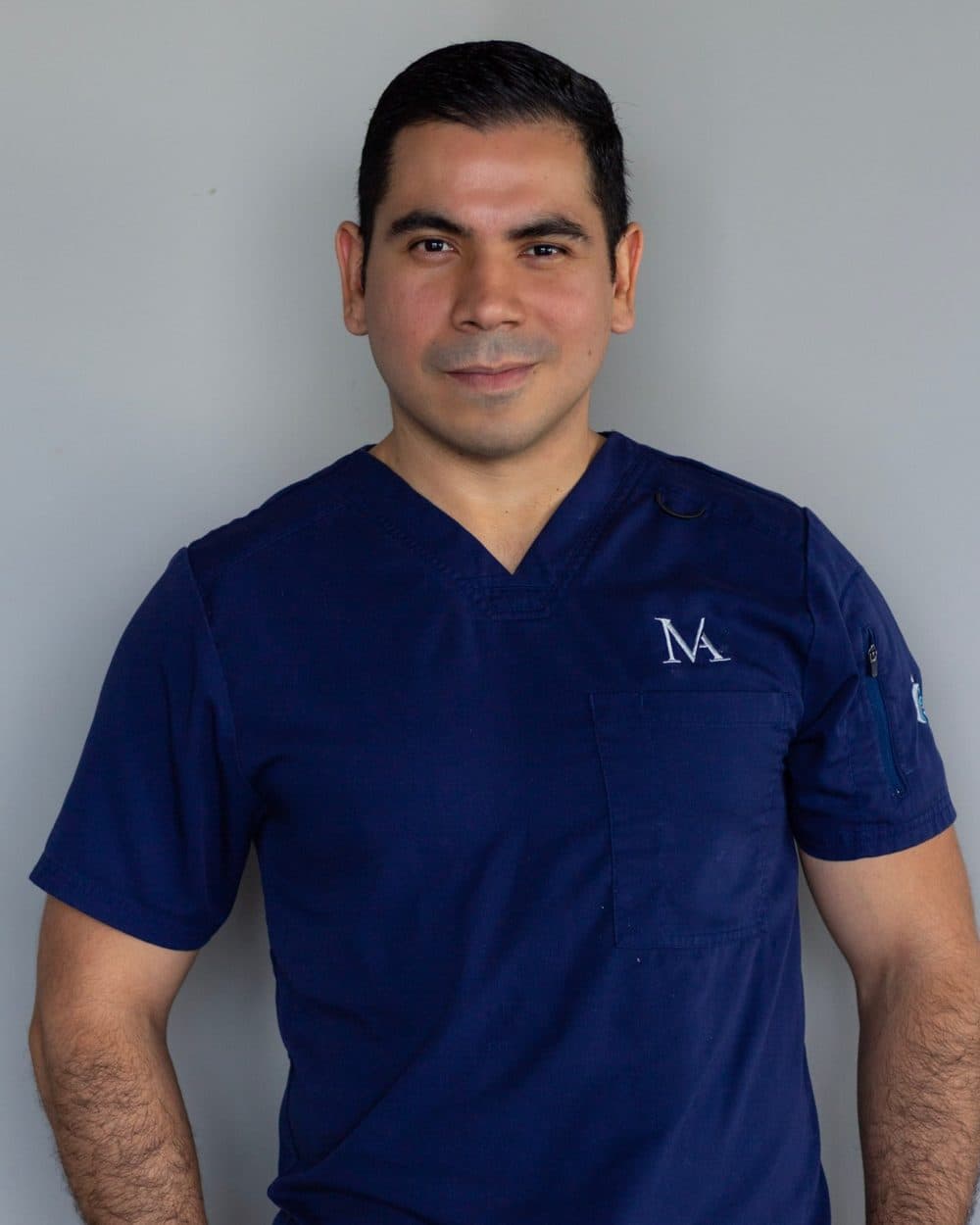 Retrato del Dr. Mauricio Aguilar, cirujano bariatra, con uniforme quirúrgico